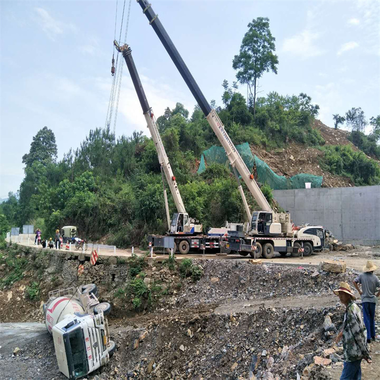 武陟汽车掉沟里叫吊车救援要多少钱